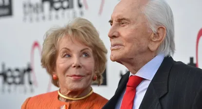 Kirk Douglas junto a su esposa Anne, con quien lleva 62 años de matrimonio