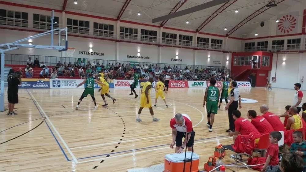 Partido de la LUB cuando se inauguró el 10 de Julio