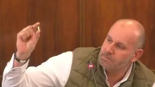 David García, diputado provincial de Vox en Zamora, enseña la bala