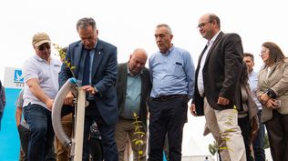 Uruforest 2026: el presidente Orsi, utilizando una herramienta innovadora para sembrar plantines al campo, plantó un eucaliptus.