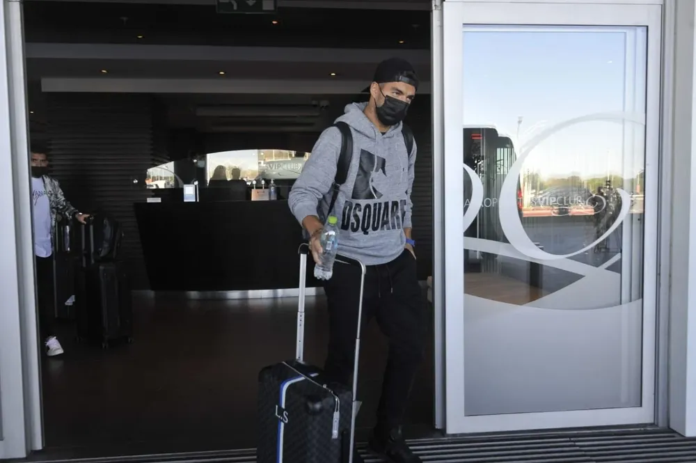 Suárez pasa la puerta del aeropuerto