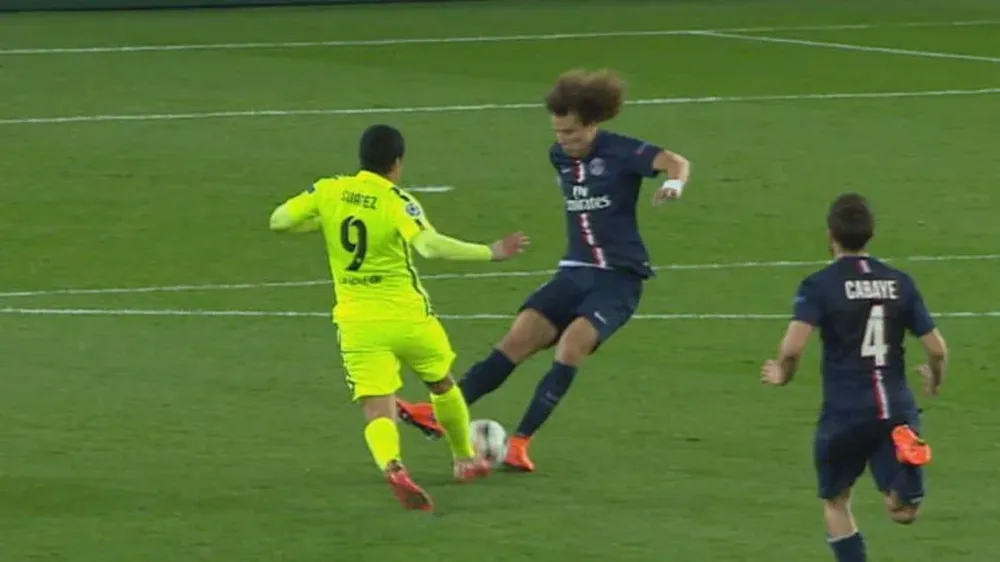 En la Champions del año pasado, Luis le metió un caño a David Luiz y la colgó del ángulo