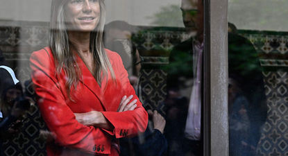 Begoña Gómez y, en el reflejo del vidrio, Pedro Sánchez