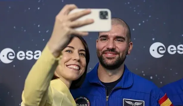 La ministra de Ciencia, Diana Morant, se hace un selfie con Pablo Álvarez