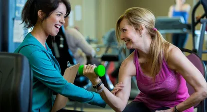 Levantar peso es fundamental para mantener la salud ósea.