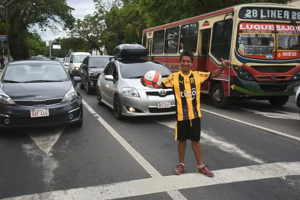 Ivan Genes en el centro de Asunción, donde pedía monedas en la calle.