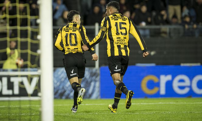 Leonardo Fernández y Maximiliano Olivera de Peñarol, celebran ante Juventud por el Torneo Clausura
