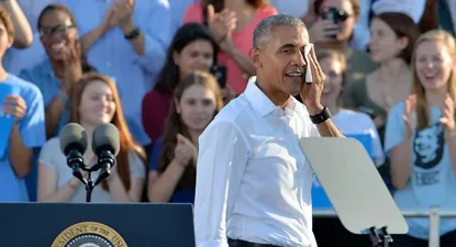obama cuestiona el rol del fbi en el caso clinton a dias de la votacion