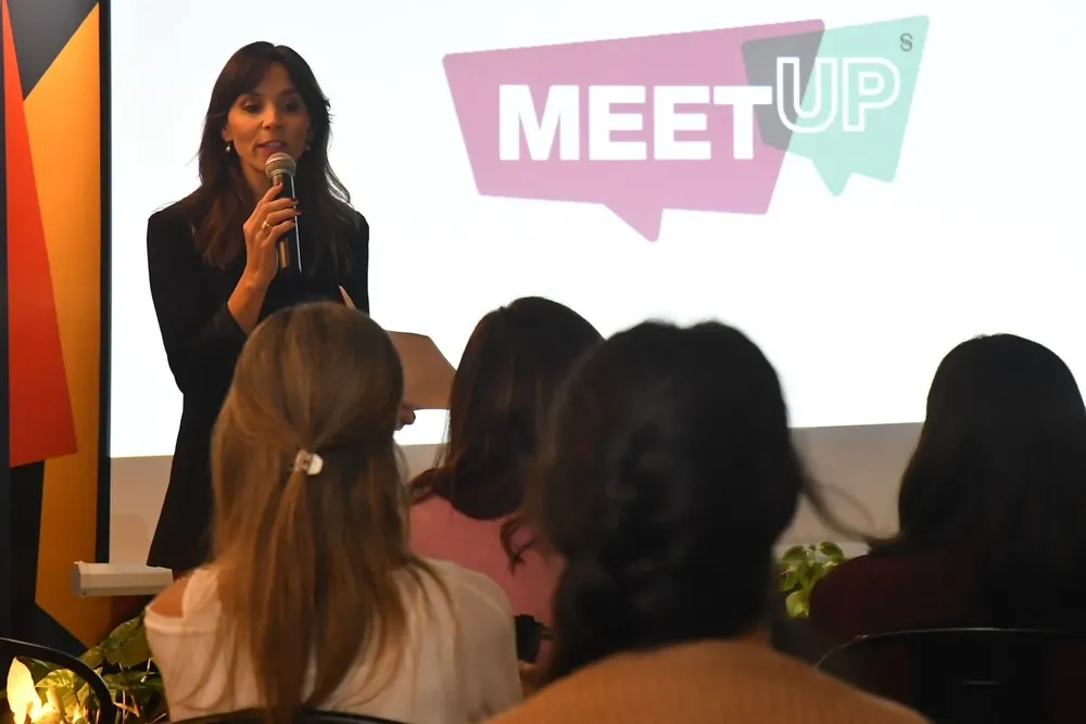 El meet up de Sinergia fue moderado por la comunicadora Cecilia Bonino.
