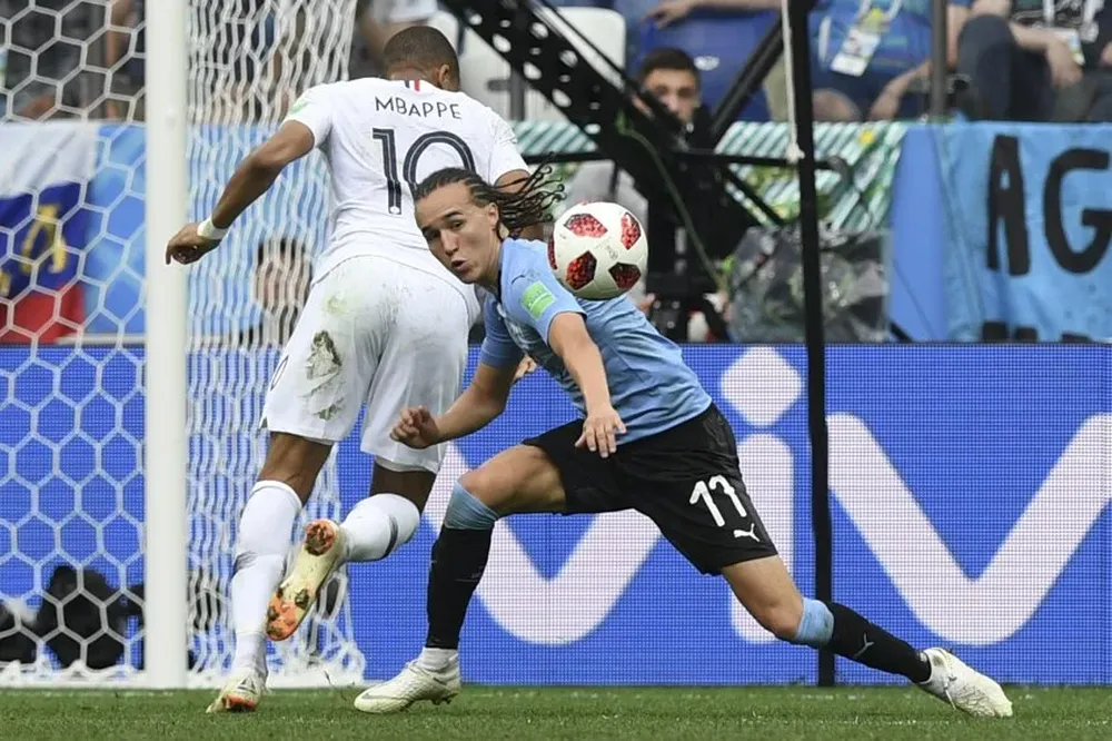 Laxalt en un mano a mano con Mbappé