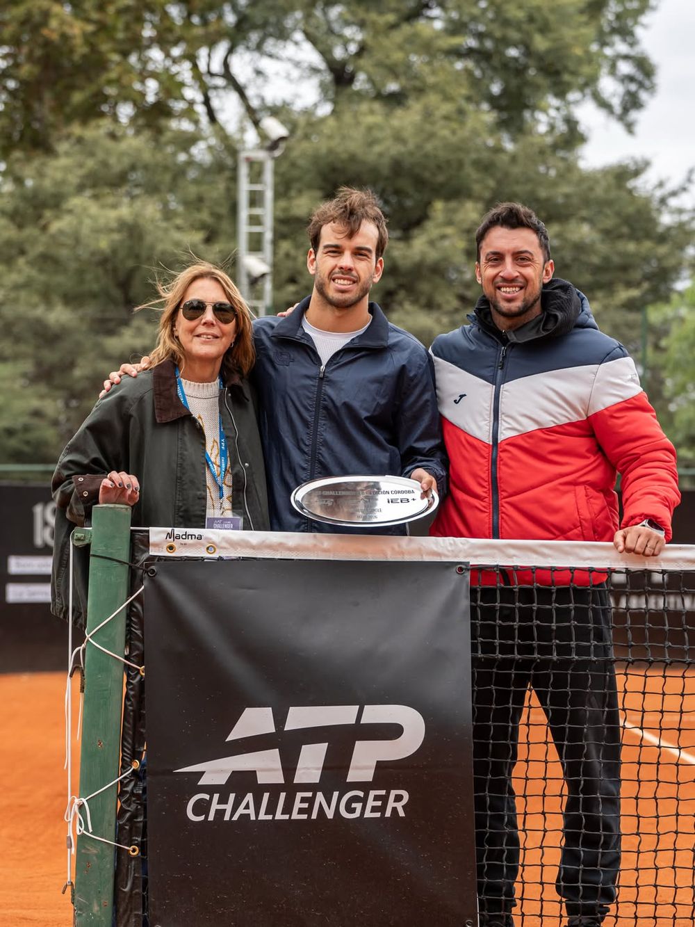 Franco Roncadelli junto a su madre y su entrenador Martín Rondina en el Challenger de Córdoba