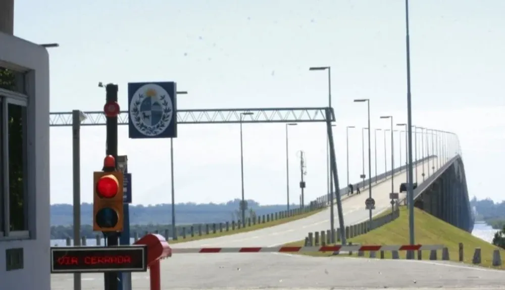 El puente Libertador General San Martín une Fray Bentos con Gualeguaychú.