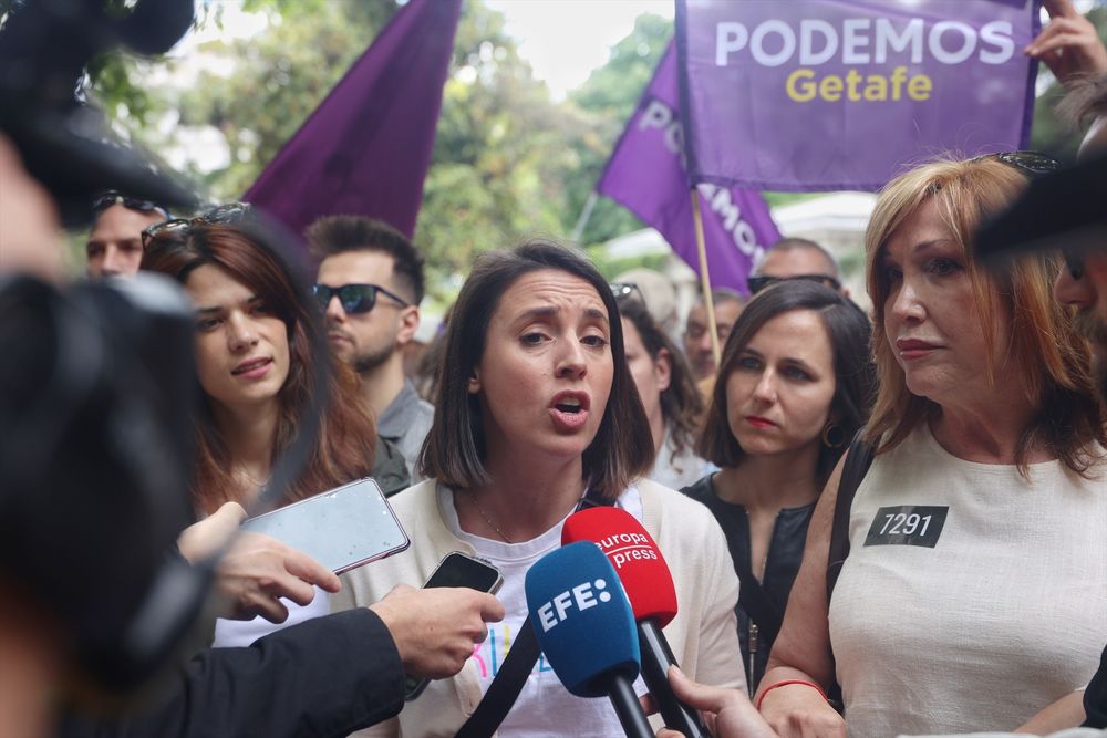 La portavoz de Podemos, Isa Serra, la secretaria Política de Podemos y candidata del partido a las elecciones europeas, Irene Montero