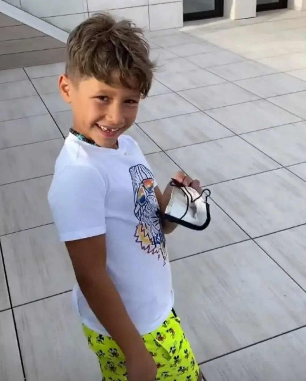 Benjamín Suárez, el segundo hijo de Luis Suárez y el primero de sus varones, ya demuestra lo bien que le pega a la pelota