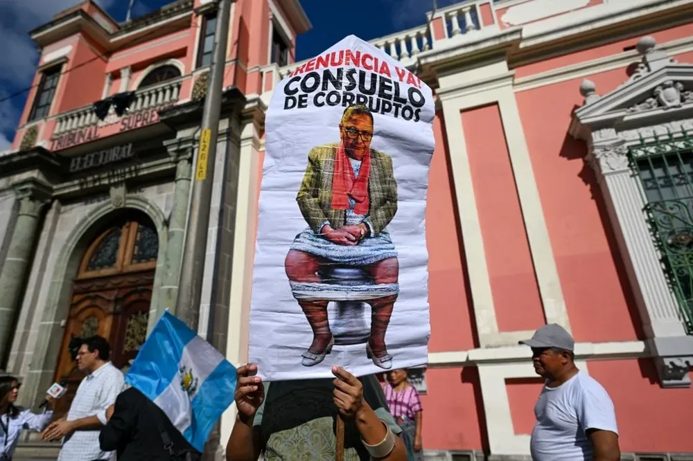 Simpatizantes de Bernardo Arévalo expresan su repudio a las acciones de la fiscal Consuelo Porras.