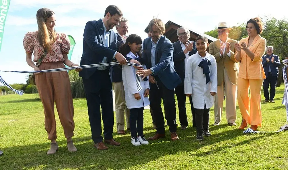 El presidente Lacalle Pou inaugurando el centro de visitantes del Bioparque.