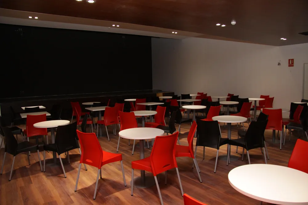 La capacidad de las sala es de 120 personas