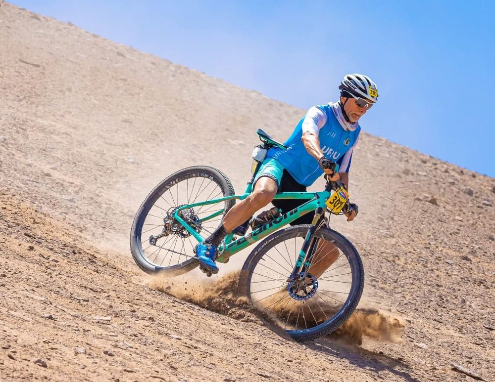 Jorge Vidart con la celeste en el desierto de Atacama Jorge Vidart con la celeste en el desierto de Atacama