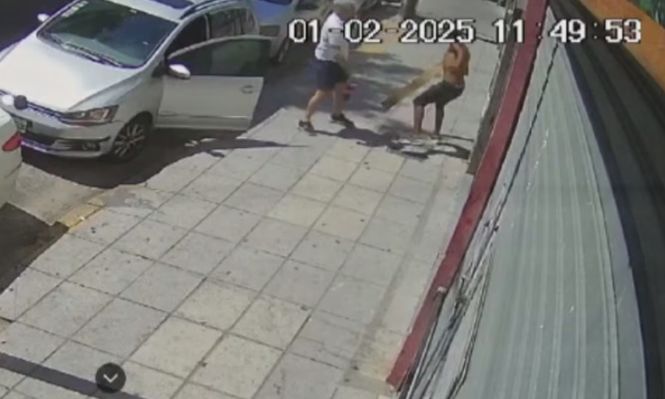Un médico fue atacado por trapitos en el barrio porteño de Flores mientras esperaba a su esposa en un local