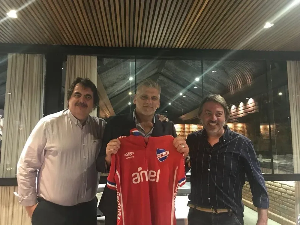 Dirigentes de Nacional con Leo Percovich