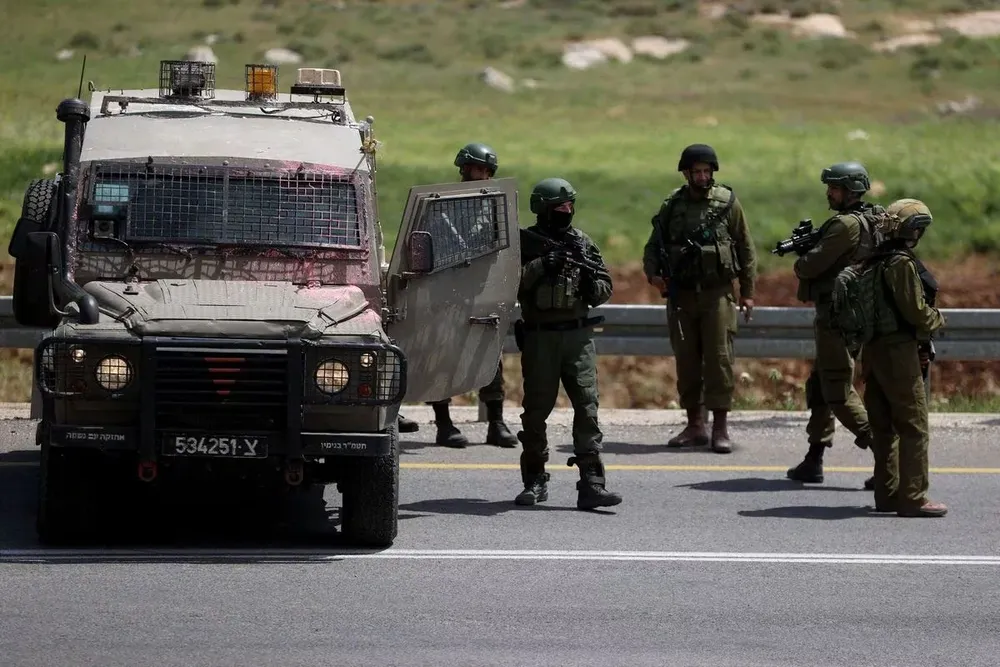 Militares israelíes vigilan los puntos de entrada y salida de las ciudades de Silvad y Turmusayya, dentro de la ciudad cisjordana de Ramallah, este sábado, tras el aumento de las tensiones en varias ciudades de Cisjordania por el ataque de colonos judíos.