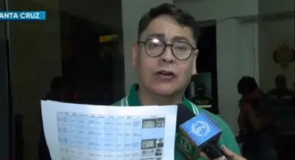 El viceministro de Interior y Policía boliviano, Jhonny Aguilera, sostiene una foto con los documentos de Diego Alba Marset