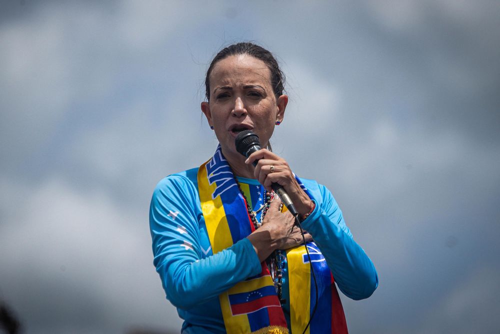 María Corina Machado mientras habla a sus simpatizantes durante una caravana en Maturín, Venezuela.