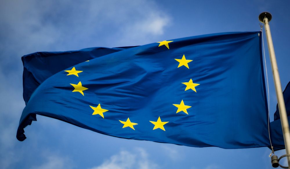 Cómo aplicar a empleos en Europa que incluyen vivienda y salarios de más de 8000 euros  