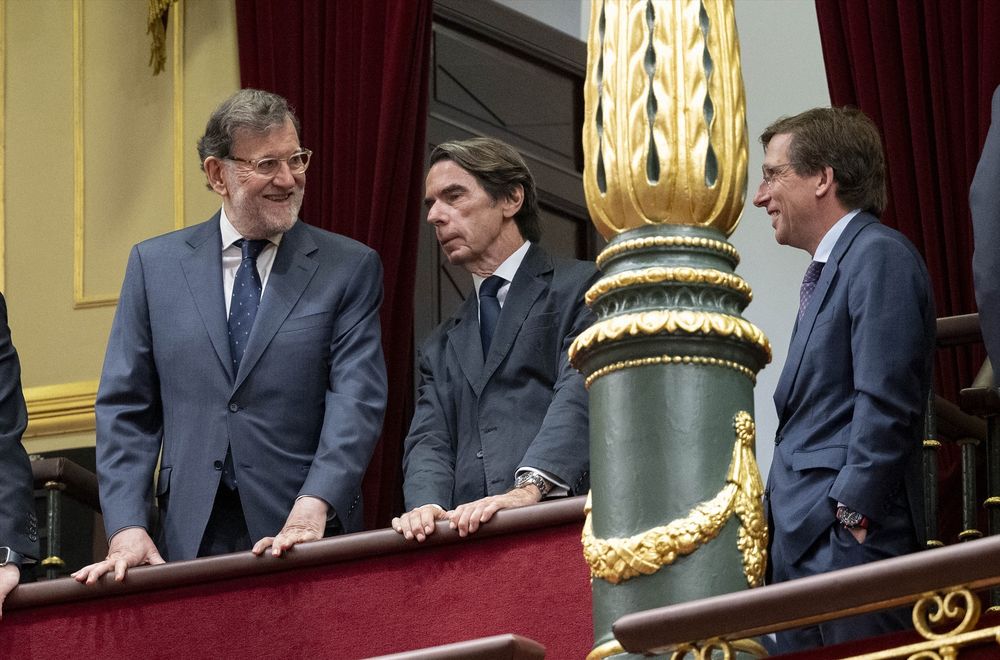 os expresidentes del Gobierno Mariano Rajoy y Jos&eacute; Mar&iacute;a Aznar y el alcalde de Madrid, Jos&eacute; Luis Mart&iacute;nez Almeida, durante la visita del Papa Le&oacute;n XIV al Congreso de los Diputados.