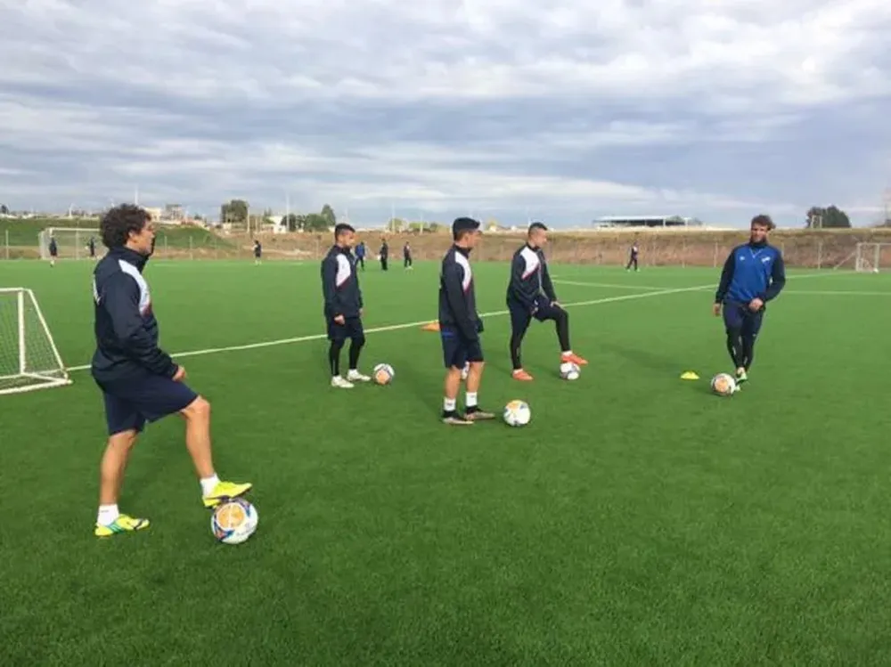 Los tricolores entrenaron en su cancha de césped sintético