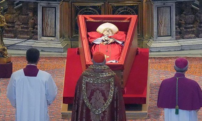 El féretro del papa Francisco estará en la Basílica de San Pedro tres días.