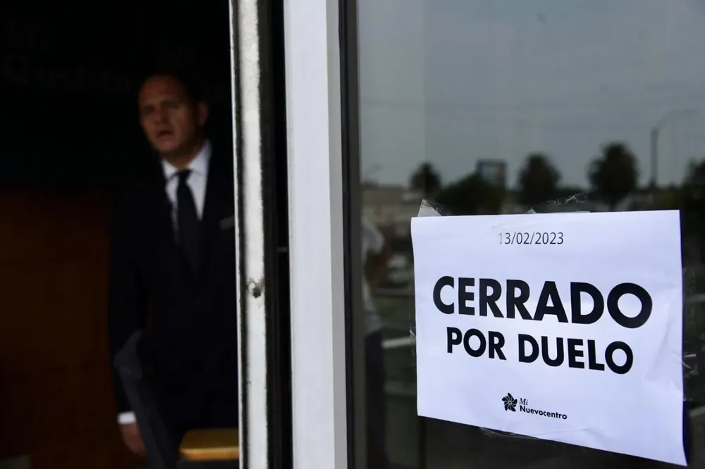 Así luce el cartel del shopping tras la muerte de una mujer