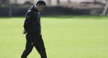 Bengoechea camina pensativo en una de las canchas de Los Aromos