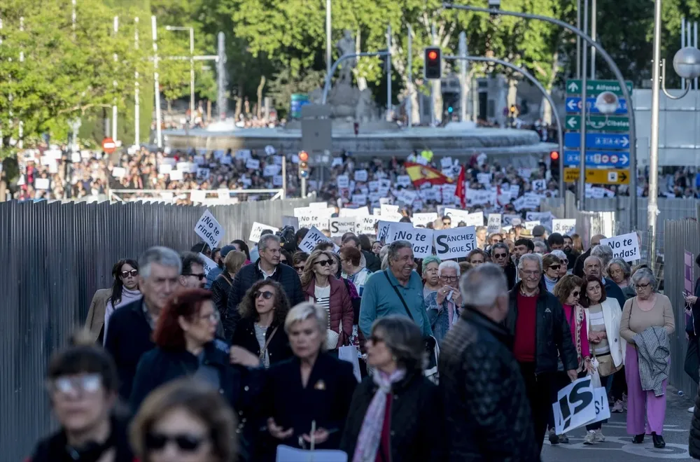 Decenas de personas durante una manifestación en apoyo a Pedro Sánchez.