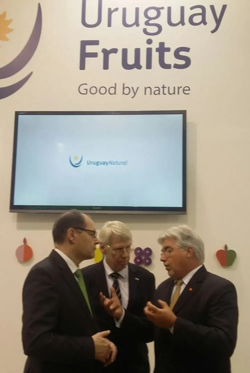 El ministro alemán Schmidt visitó hoy el stand de Uruguay en la Fruit Logistic de Berlín