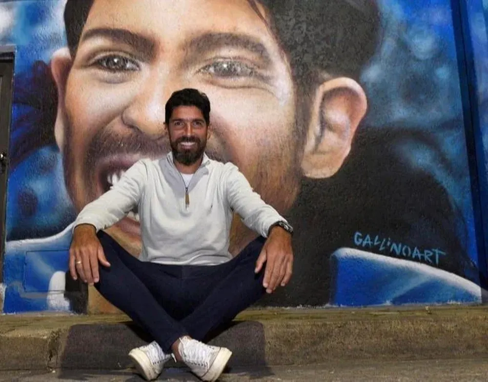 Sebastián Abreu frente al mural del club Olimpia de Minas