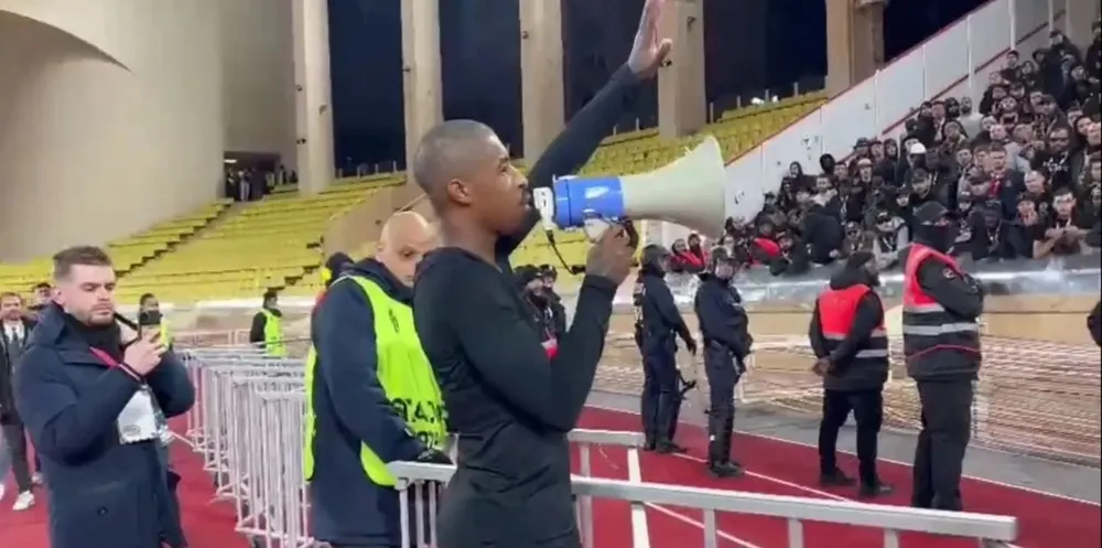 El jugador de Paris Saint-Germain, Presnel Kimpembe, tomó un megáfono y le pidió disculpas a la hinchada luego de la derrota ante Monaco
