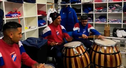 Juan Izquierdo tocando el tambor junto a Diego Polenta en la utilería de Los Céspedes