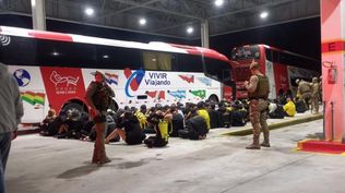 Hinchas de Peñarol detenidos en el viaje a San Pablo por robos en estación de servicio
