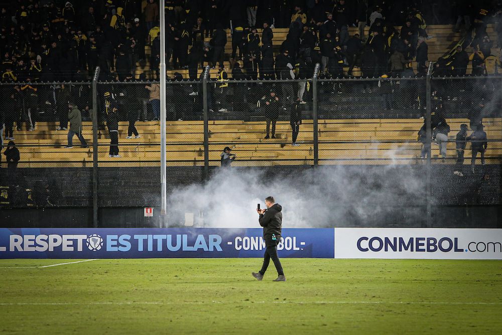 Uno de los gases lacrimógenos que la Policía lanzó al interior del Campeón del Siglo