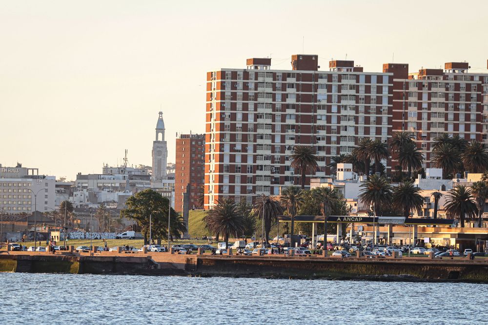 Montevideo, Uruguay, 13.11.2025.&nbsp;Sociedad.Atardecer, puesta de sol. Aire libre, clima, estado del tiempo. Sol, aire, mar.&nbsp;