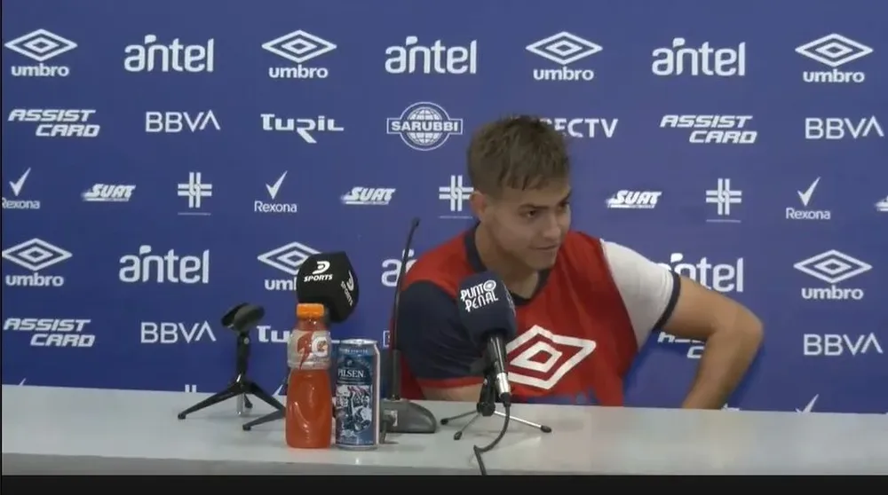 Jeremía Recoba se pone desodorante en la conferencia