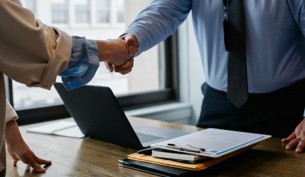 Un centro médico de Los Ángeles ofrece una vacante de empleo ideal para los que emigran a Estados Unidos. Pexels