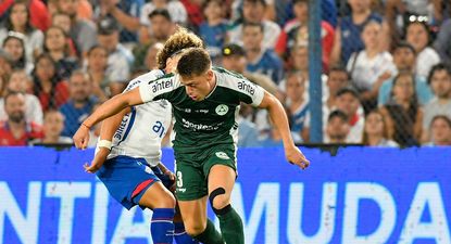 Yvo Calleros de Plaza Colonia le gana la pelota a Luciano Boggio de Nacional por el Torneo Apertura