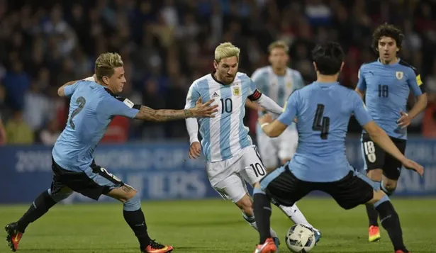 La selección uruguaya ante Argentina con Lionel Messi