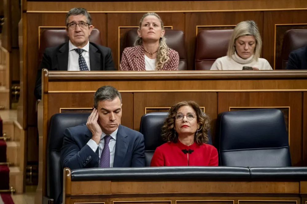 El presidente del Gobierno, Pedro Sánchez, y la vicepresidenta segunda y ministra de Hacienda, María Jesús Montero, durante la sesión plenaria en el Congreso de los Diputados, a 21 de febrero de 2024,
