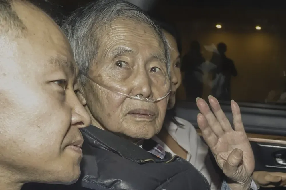 El expresidente Alberto Fujimori purgaba una condena de 25 años de prisión desde 2009 y fue indultado por el gobierno peruano por “razones humanitarias”