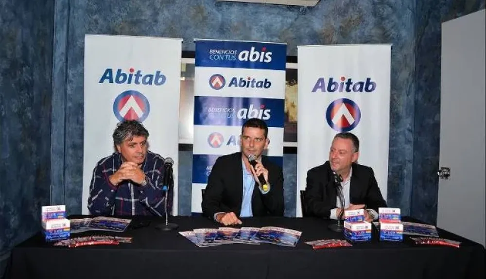 Gerente de Marketing de Portezuelo, Gerardo Paciel, Gerente de Marketing de Abitab, Álvaro Touron y el representante de Panini, Claudio Lerner.