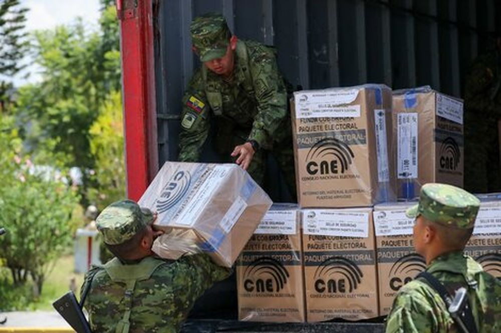 Militares con las urnas en Ecuador - EFE.jpeg