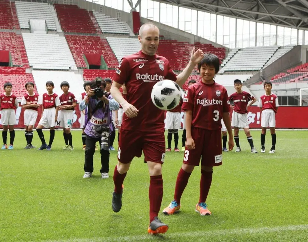 Andrés Iniesta con su nueva camiseta, la de Vissel Kobe de Japón